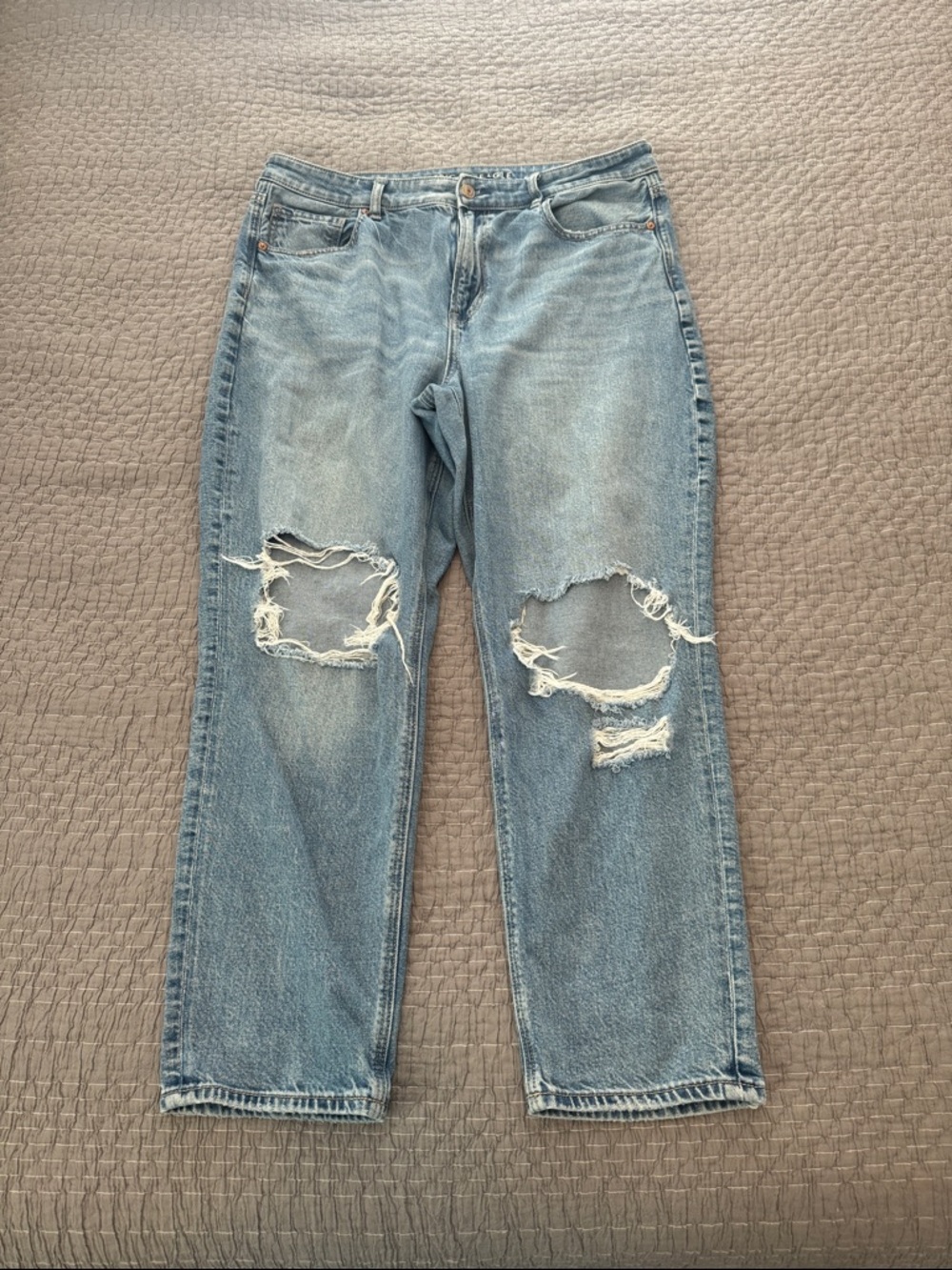American Eagle Strigid Ripped Mom Jean